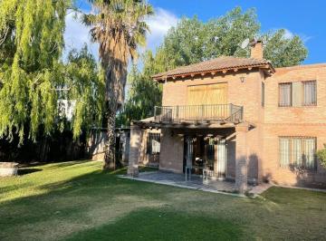 Casa · 450m² · 6 Ambientes · 2 Cocheras · Gran Casa a La Venta en Vistalba, Mendoza