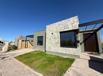 Casa · 170m² · 4 Ambientes · 1 Cochera · Casa en Venta Barrio Lomas del Torreon Maipu
