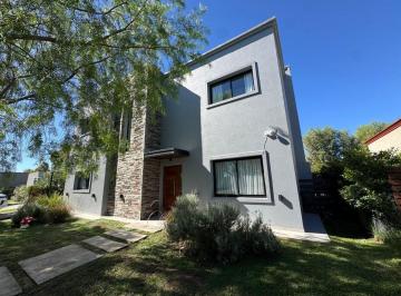 Casa · 180m² · 5 Ambientes · 2 Cocheras · Venta de Casa en Santa Emilia Pilar del Este!