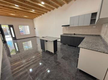 Casa · 195m² · 5 Ambientes · 2 Cocheras · Casa de 3 Habitaciones, 2 Baños. Capital