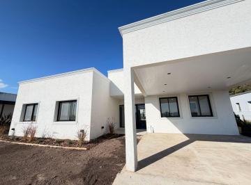 Casa de 4 ambientes, Presidente Perón · Casa de 4 Ambientes con Pileta y Cochera a Estrenar