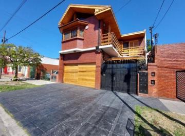 Casa · 214m² · 5 Ambientes · 3 Cocheras · Casa en Venta con Piscina, Quincho, Garage 3 Autos