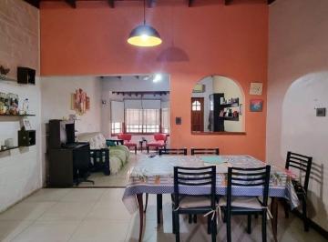 Casa · 69m² · 3 Ambientes · 1 Cochera · Casa 2 Dorm. Venta Banfield con Fondo