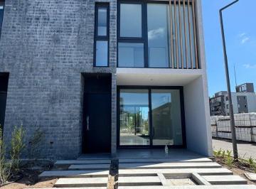 Casa · 129m² · 4 Ambientes · 1 Cochera · Hermoso Duplex en Alquiler a Estrenar!