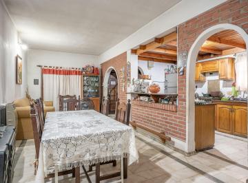 Casa · 179m² · 4 Ambientes · 1 Cochera · Casa en Venta Barrio Belgrano Tres Dorm.