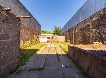 Casa · 92m² · 3 Ambientes · Casa en Venta a Reciclar 2 Domirtorios con Patio