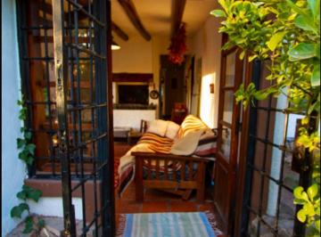 Casa · 220m² · 4 Ambientes · Casa en Venta en B° Cordón del Plata con Quincho