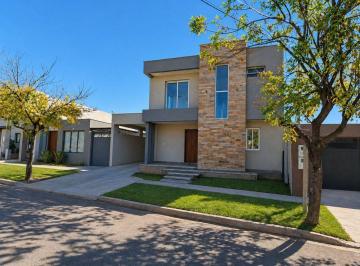 Casa · 256m² · 5 Ambientes · 2 Cocheras · Casa a Estrenar - Lujan de Cuyo