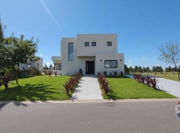 Casa · 212m² · 5 Ambientes · 3 Cocheras · Casa en Venta - El Naudir - a La Laguna