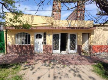Casa · 110m² · 4 Ambientes · 1 Cochera · Venta Casa con Cochera a 1 Cuadra de Blas Parera