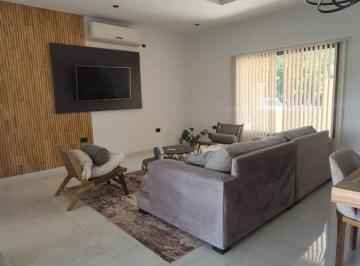 Casa · 319m² · 3 Ambientes · 2 Cocheras · Vta Casa de Categoria C/pileta Goude - Apta Credito