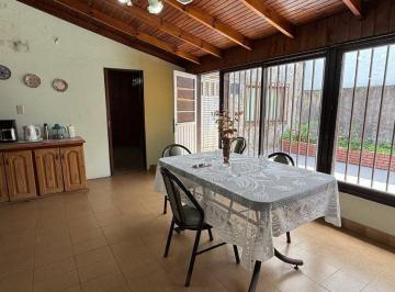Casa · 145m² · 4 Ambientes · 1 Cochera · Venta Casa Lote Propio V. Ballester Permuta