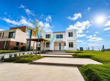 Casa · 280m² · 8 Ambientes · 1 Cochera · Casa con Pileta a La Laguna - Costas Puertos del Lago