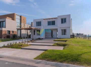 Casa · 280m² · 8 Ambientes · 1 Cochera · Casa en Dos Plantas con Pileta a La Laguna - Costas Puertos del Lago