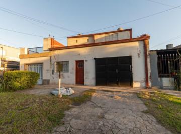 Casa · 180m² · 7 Ambientes · 1 Cochera · Casa de Tres Dorm. y Cochera en Zona Norte