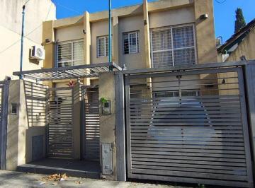 Casa · 90m² · 3 Ambientes · 1 Cochera · Venta Casa Duplex 3 Amb Banfield Garage Patio