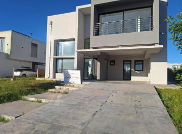 Casa · 228m² · 5 Ambientes · 1 Cochera · Venta Casa 5 Ambientes Hudson Barrio Villalobos