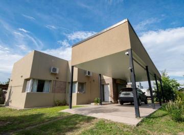 Casa · 220m² · 5 Ambientes · 2 Cocheras · Casa Quinta 3 Dorm. Pileta a 200 m de La Ruta
