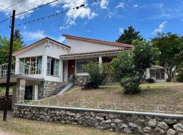 Casa · 221m² · 8 Ambientes · 1 Cochera · Venta Casa 4 Dor 2 Baños Parque en Valle Hermoso