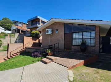 Casa · 237m² · 6 Ambientes · 1 Cochera · Venta Chalet 3 Dorm con Pileta Villa Carlos Paz
