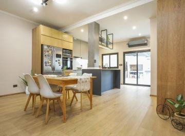 Casa · 123m² · 4 Ambientes · 1 Cochera · Venta Casa 4 Ambientes C/ Jardin y Coch Carapachay