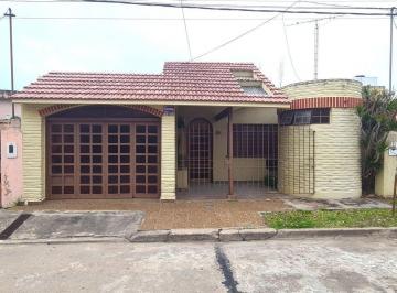 Casa · 145m² · 4 Ambientes · 1 Cochera · Venta / Casa / Villa del Parque