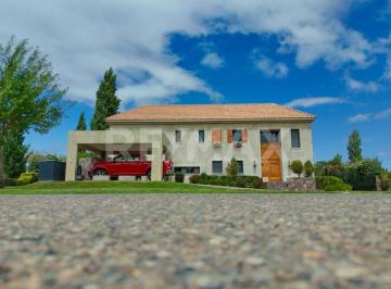 Casa · 401m² · 6 Ambientes · 1 Cochera · Venta Casa 4 Dorm. - B° Privado Costa Nogal