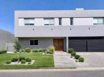 Casa · 290m² · 5 Ambientes · 2 Cocheras · Casa en Venta 4 Dorm en Las Cañitas Malagueño