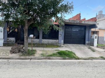 Casa · 129m² · 3 Ambientes · 1 Cochera · Casa en Venta - 2 Dorm. - B° José I. Diaz 1a