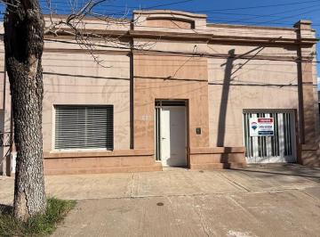 Casa · 250m² · 6 Ambientes · 1 Cochera · Venta de Casa Centrica con Amplio Terreno