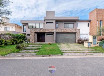 Casa · 260m² · 4 Ambientes · 2 Cocheras · Venta Casa 3 Dorm con Pileta Siete Soles Cordoba