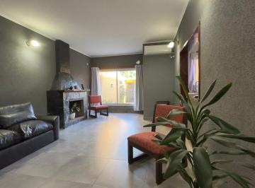 Casa · 220m² · 4 Ambientes · 1 Cochera · Casa en Venta Pilar Centro