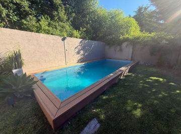 Casa · 230m² · 4 Ambientes · 1 Cochera · Venta de Casa de 4 Ambientes en Berazategui