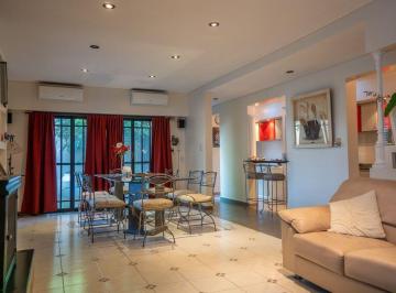 Casa · 210m² · 5 Ambientes · 3 Cocheras · Casa en Venta La Plata 3 Dorm. Pileta Parque