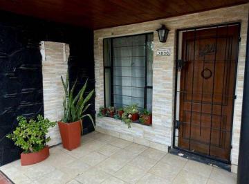 Casa · 65m² · 4 Ambientes · 2 Cocheras · Venta Casa 3 Amb + Galpon/ Deposito Comercial