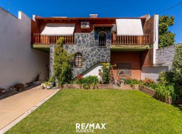 Casa · 190m² · 5 Ambientes · 3 Cocheras · Excelente Casa en Venta Centro