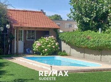 Casa · 104m² · 4 Ambientes · 1 Cochera · Hermosa Casa en Venta, Monte Hermoso