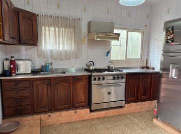 Casa · 113m² · 4 Ambientes · 1 Cochera · Venta de Interesante Propiedad Boneo 3000