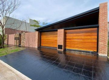 Casa · 100m² · 3 Ambientes · 3 Cocheras · Venta - Casa C/piscina y Quincho - 700 m² B. Yaguarón