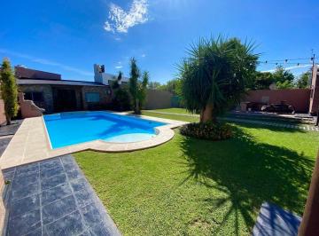 Casa · 100m² · 3 Ambientes · 3 Cocheras · Venta - Casa C/piscina y Quincho - 700 m² B. Yaguarón