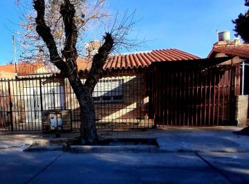 Casa · 127m² · 6 Ambientes · 1 Cochera · Venta de Casa en Barrio Aeronáutico de Las Heras