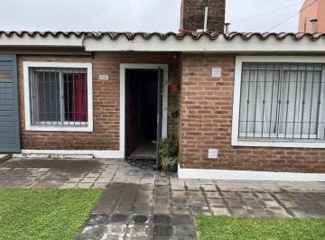 Casa · 120m² · 5 Ambientes · 3 Cocheras · Casa Tres Dorm. Quincho Av Sta Ana