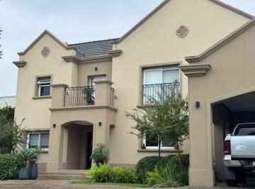 Casa · 447m² · 11 Ambientes · 2 Cocheras · Venta Casa Bº Los Olivos Lote Central Premium