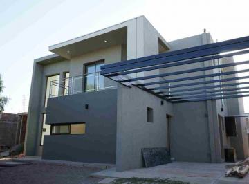 Casa · 180m² · 7 Ambientes · 2 Cocheras · Venta de Casa en Lomas de Russel, Maipu, Mendoza