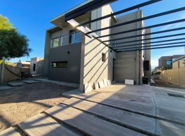 Casa · 180m² · 7 Ambientes · 2 Cocheras · Venta de Casa en Lomas de Russel, Maipu, Mendoza
