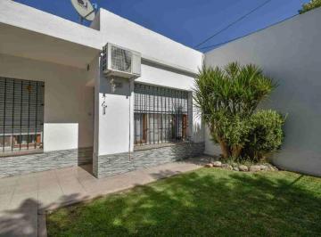 Casa · 77m² · 3 Ambientes · 1 Cochera · Casa en Venta en Longchamps con Jardin