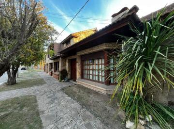 Casa · 308m² · 8 Ambientes · 1 Cochera · Casa 4 Dorm. en Venta, Dolores Tipo Chalet