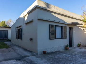 Casa · 120m² · 4 Ambientes · 2 Cocheras · Casa 2 Dorm. en Venta en Ensenada, + Quincho