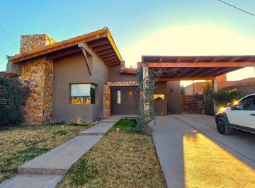 Casa · 130m² · 6 Ambientes · 2 Cocheras · Casa en Venta - Barrio Privado - Maipú - Mendoza