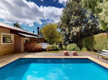 Casa · 220m² · 5 Ambientes · 1 Cochera · Amplia Casa con Pileta en La Cascada, Bariloche, Km 6 Entre Bustillo y Pioneros Apta Credito Hipotec